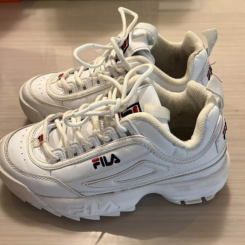 Girls Fila Disruptor Il sneakers. Size 4